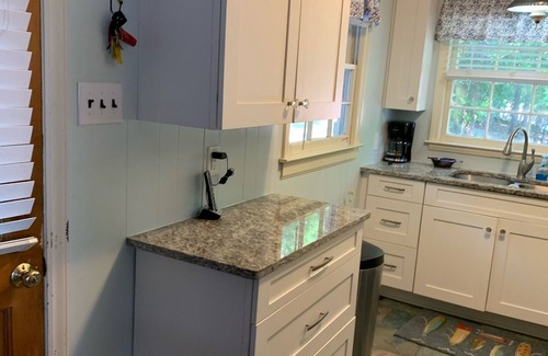 Semora Cottage | Lakefront cottage with WiFi .