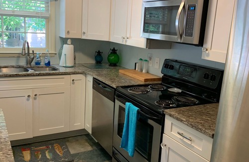 Semora Cottage | Lakefront cottage with WiFi .