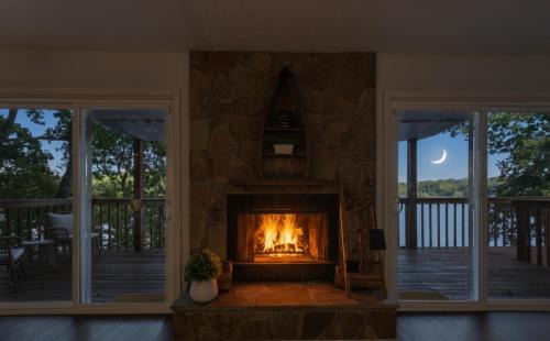 Snellville House | Lakefront Escape with Sauna Hot Tub BBQ & Games