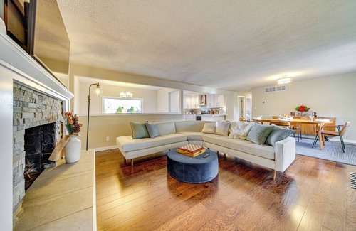 Silver Lake Cottage | Lakefront Gem: Balcony, Fire Pit & Yard in Everett