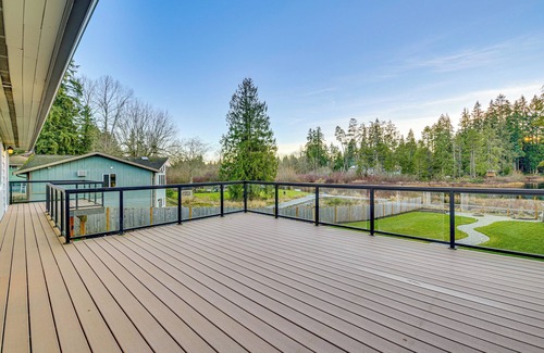 Silver Lake Cottage | Lakefront Gem: Balcony, Fire Pit & Yard in Everett
