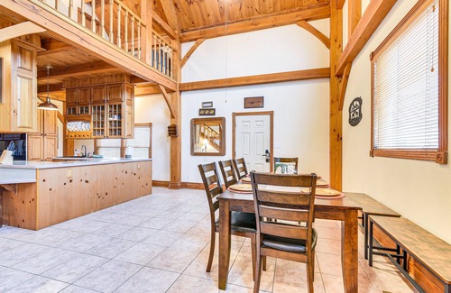 Texas Gulf Coast Region House | Lakefront Gem on 32-Acre Lot in Angleton!