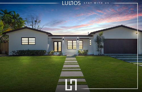 Ludlam House | Lakefront Getaway w/Pool, BBQ & Playground