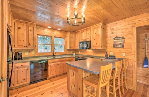 Jasper Cabin | Lakefront ‘Glass House’ Cabin w/Mountain Views!