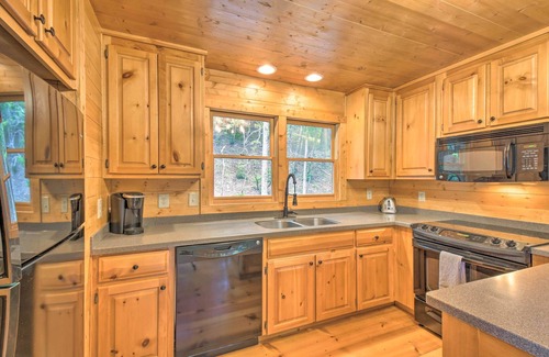 Jasper Cabin | Lakefront ‘Glass House’ Cabin w/Mountain Views!