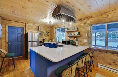 Saylorsburg House | Lakefront Haven: Modern Cottage