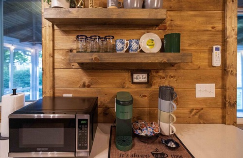 Saylorsburg House | Lakefront Haven: Modern Cottage