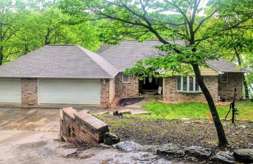 Eureka Springs House | Lakefront Hideaway