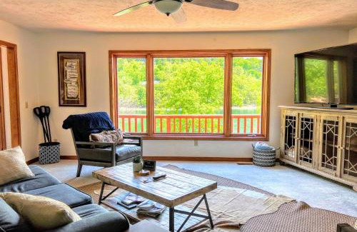 Eureka Springs House | Lakefront Hideaway