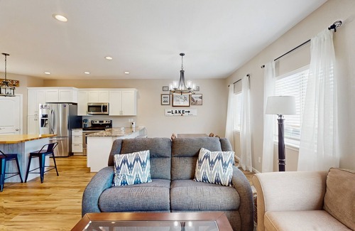Climax Springs House | Lakefront home with 2 living rooms, 2 decks, grill, dock, foosball & w/d