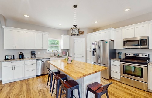 Climax Springs House | Lakefront home with 2 living rooms, 2 decks, grill, dock, foosball & w/d