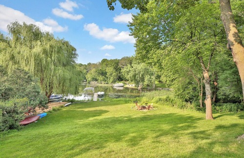 Burnsville House | Lakefront: Kayaks/paddleboard/canoe included on Crystal Lake