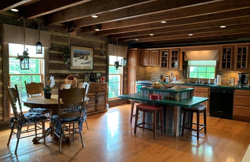Clarksville Cabin | Lakefront Log Cabin on Beautiful Kerr Lake in downtown Clarksville VA