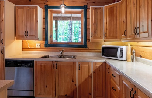 North Frontenac Cottage | Lakefront Log Home Getaway – Pristine Lake. Perfect for Families & Reunions