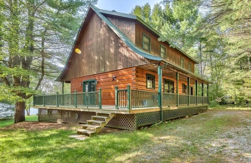 North Frontenac Cottage | Lakefront Log Home Getaway – Pristine Lake. Perfect for Families & Reunions