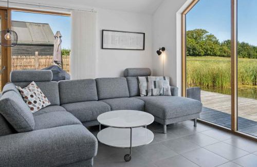 Stubbekobing House | Lakefront Luxury Holiday Retreat With Cozy Loft