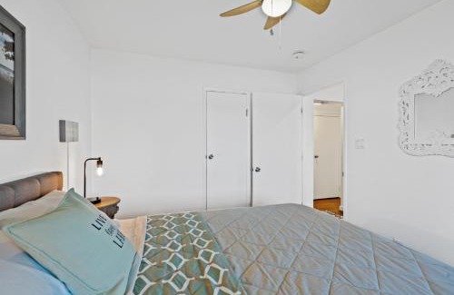 Clear Lake House | Lakefront, Private dock, ensuite-unit, King bed, Free EV charger, Boat Friendly