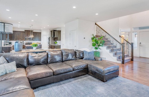 Vineyard House | Lakefront retreat in Vineyard! Full gym, steam shower, and 1/2 acre for hosting