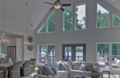 Reed Creek House | Lakefront Sunrise Family Retreat-5BR/5BA Big View, 50 steps to water + Big Yard