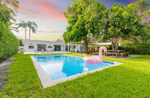 North Miami Beach Villa | Lakefront Villa and Paddle Board TGH