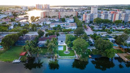 North Miami Beach Villa | Lakefront Villa and Paddle Board TGH