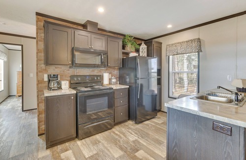 Wetumpka House | Lakefront Wetumpka Escape w/Furnished Deck!