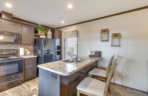 Wetumpka House | Lakefront Wetumpka Escape w/Furnished Deck!