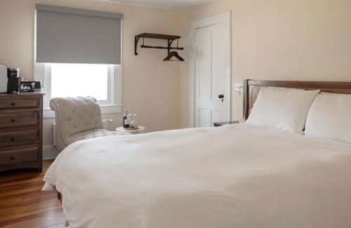 Lenox Dale Hotel | Lakehouse Inn