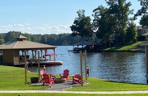 Eatonton House | LakeHouse w/Great Views-Newly Renovated-private boat house/dock & fire pit