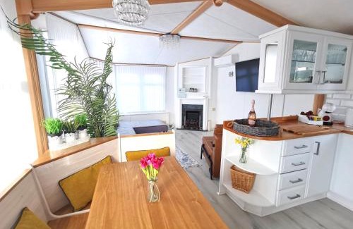 Overstone House | Lakes and woodlands Overstone Holiday Park