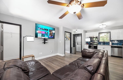 Mount Mourne Cottage | "Lakeshore Cottage" - Pool, Lk Norman, Hot Tub & Arcade. Fishing Theme for Kids