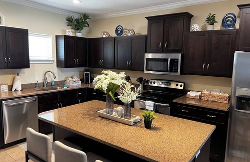 Eureka Condo | Lakeshore Escape Pool, Lake, Pool Table, Arcade Machine 2 KING BEDS, sleeps 8
