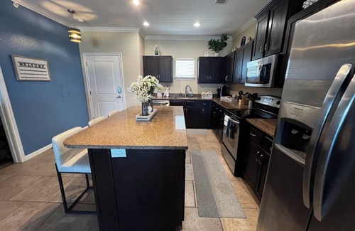 Eureka Condo | Lakeshore Escape Pool, Lake, Pool Table, Arcade Machine 2 KING BEDS, sleeps 8