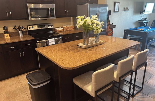 Eureka Condo | Lakeshore Escape Pool, Lake, Pool Table, Arcade Machine 2 KING BEDS, sleeps 8