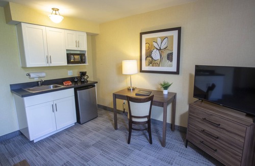 Foothills Hotel | Lakeshore Inn