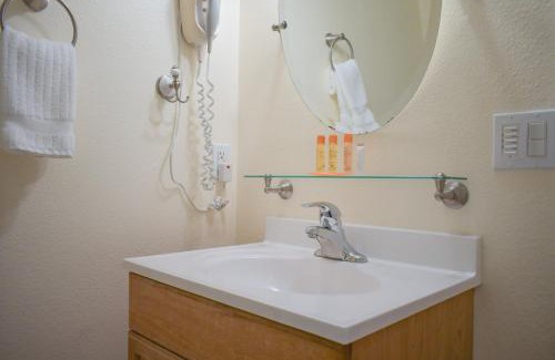 Homer House | Lakeshore Lodging Lodge 613