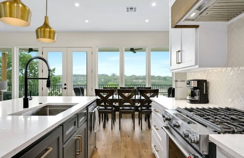 Spicewood Apartment | Lakeshore Splendor- Lakefront + Dock!