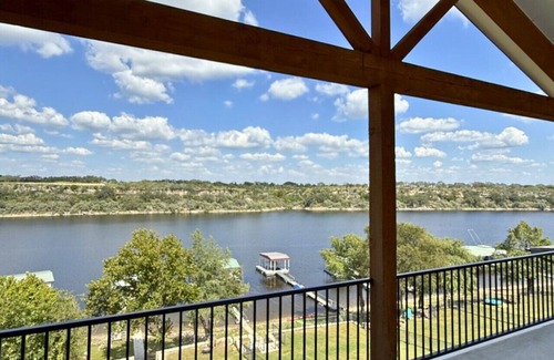 Spicewood Apartment | Lakeshore Splendor- Lakefront + Dock!