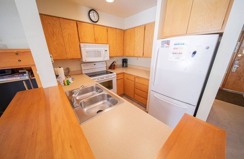 Lakeside Village Condo | Lakeside 1495 by SummitCove Vacation Lodging