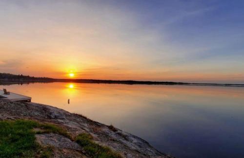 Ray House | Lakeside 2 Bedroom Otter Cabin On Kab