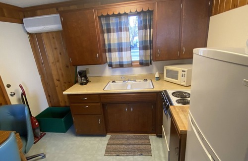 Long Beach Cabin | LAKESIDE CABIN 1 bedroom 1 bath efficiency apartment nice couple getaway cabin 1