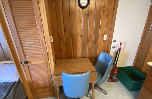 Long Beach Cabin | LAKESIDE CABIN 1 bedroom 1 bath efficiency apartment nice couple getaway cabin 1
