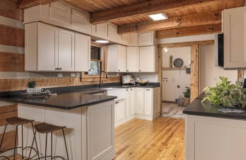 Harrison Cabin | Lakeside Cabin minutes from major wedding venues - POOL and 10 person swim spa