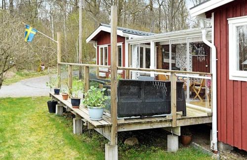 Alingsas House | Lakeside Cabin with Lake Views