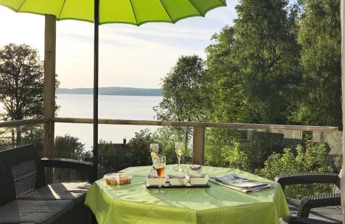 Alingsas House | Lakeside Cabin with Lake Views