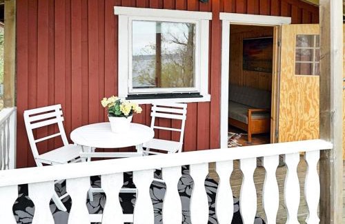 Alingsas House | Lakeside Cabin with Lake Views