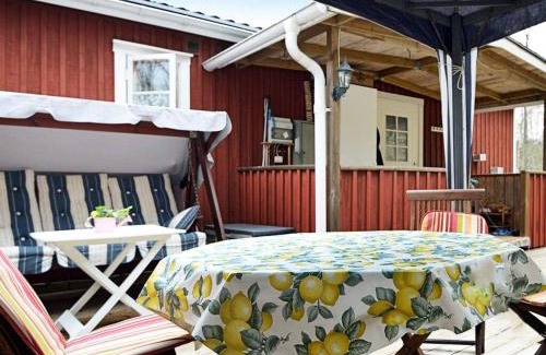 Alingsas House | Lakeside Cabin with Lake Views