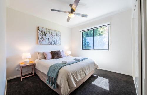 Dubbo House | Lakeside Haven - Homely Charm, Close to Dubbo Zoo