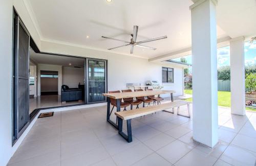 Dubbo House | Lakeside Haven - Homely Charm, Close to Dubbo Zoo
