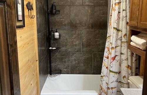 Greers Ferry Cabin | Lakeside Lodge for family fun with game room and covered deck! Fish & Swim!